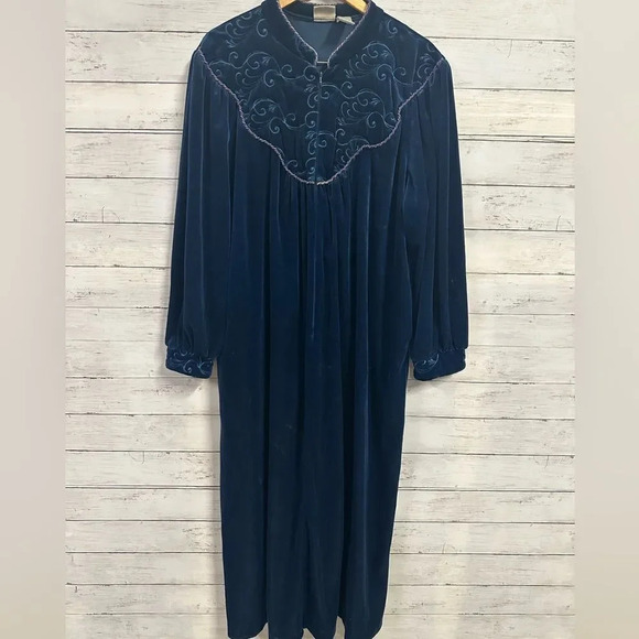 Vintage JCPenney Delicates Velour Elegant Long Gown/Robe - Picture 2 of 7